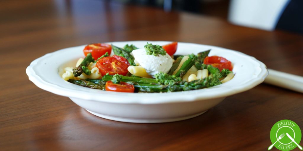 szparagi, pomidorki, ricotta, pesto