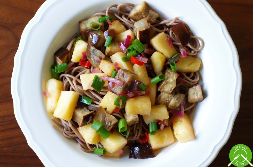 makaron soba z bakłażanem i ananasem